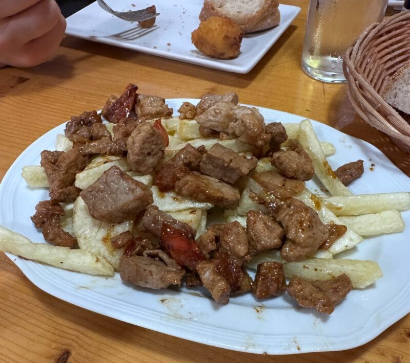 Raxo, Galician chopped pork loin with fries, at Bodeguiña O Viñedo de Tito
