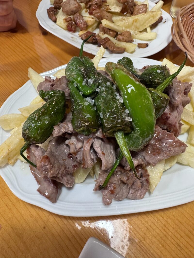 Chopped beef fillet with fries and Padrón peppers at Bodeguiña O Viñedo de Tito